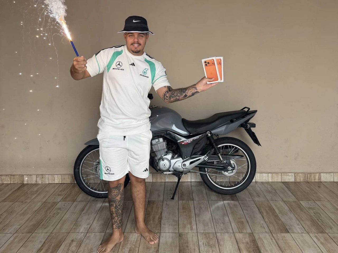 Imagem oficial da campanha CG FAN 150 NARDO com apresentador e motocicleta